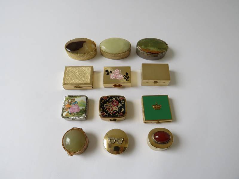 Vintage Pillendose Tablettendose Schmuckdöschen Aus Metall von MissTellGeschenke