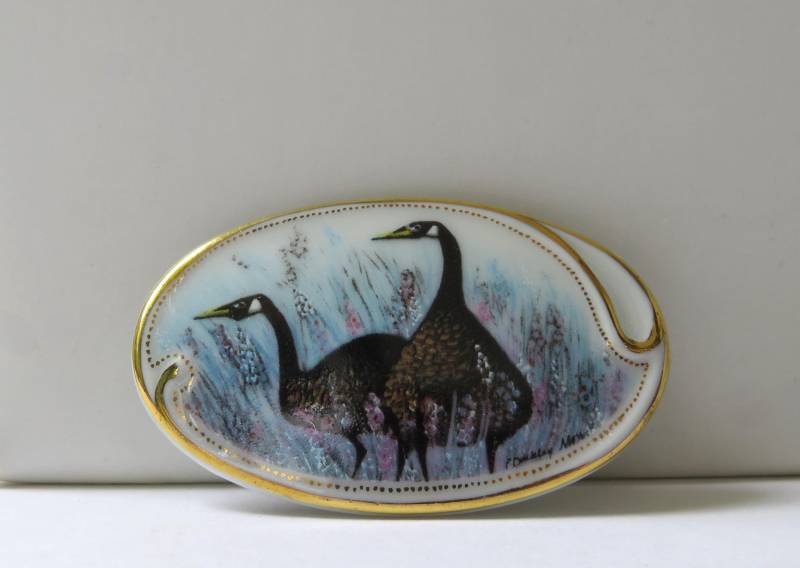 Vintage Porzellan Brosche Buckley Moss Handbemalt Goldrand von MissTellGeschenke