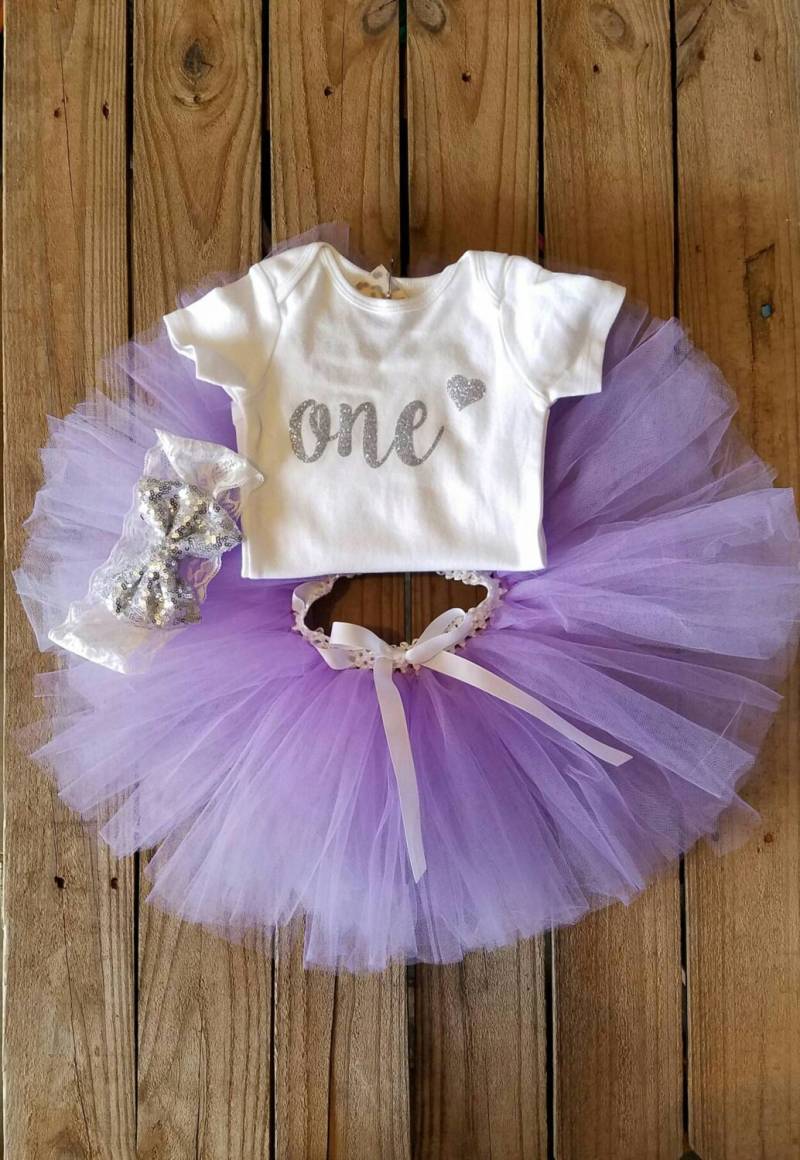 1 Jahr Altes Mädchen Bday - Ein Geburtstag Outfit Lila Und Silber Erster Glitzer Top 1. Feier Tutu von MissThangs