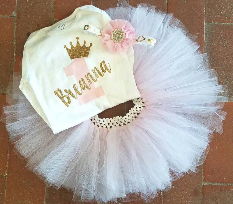 Ein Jahr Altes Mädchen Geburtstag Outfit-Kleinkind Personalisierte Name Shirt-Rosa Und Gold Cake Smash Outfit-Nummer 1 Shirt-Kleidungssets von MissThangs