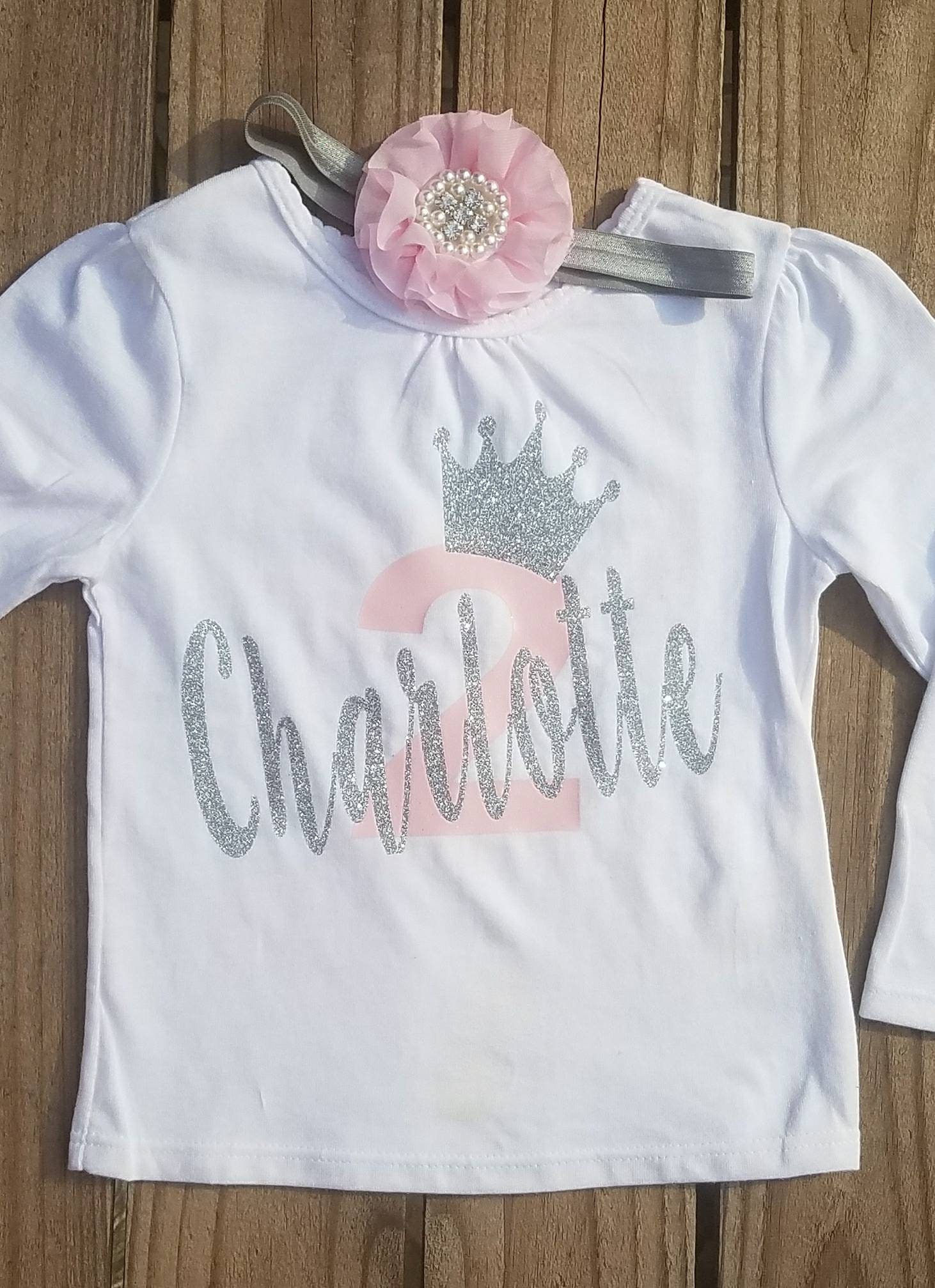 Zwei Jahre Altes Geburtstags-Mädchen, Kleinkind-T-Shirt, Alles Gute Zum Geburtstag-Shirt 2, 2 Lt Rosa Und Silber Smash Kuchen Outfit Zwei Jahre Altes Geburtstags-Mädchen, Kleinkind-T-Shirt, Alles Gute Zum Geburtstag-Shirt 2, 2 Lt Rosa Und Silber Smash Kuchen Outfit von MissThangs