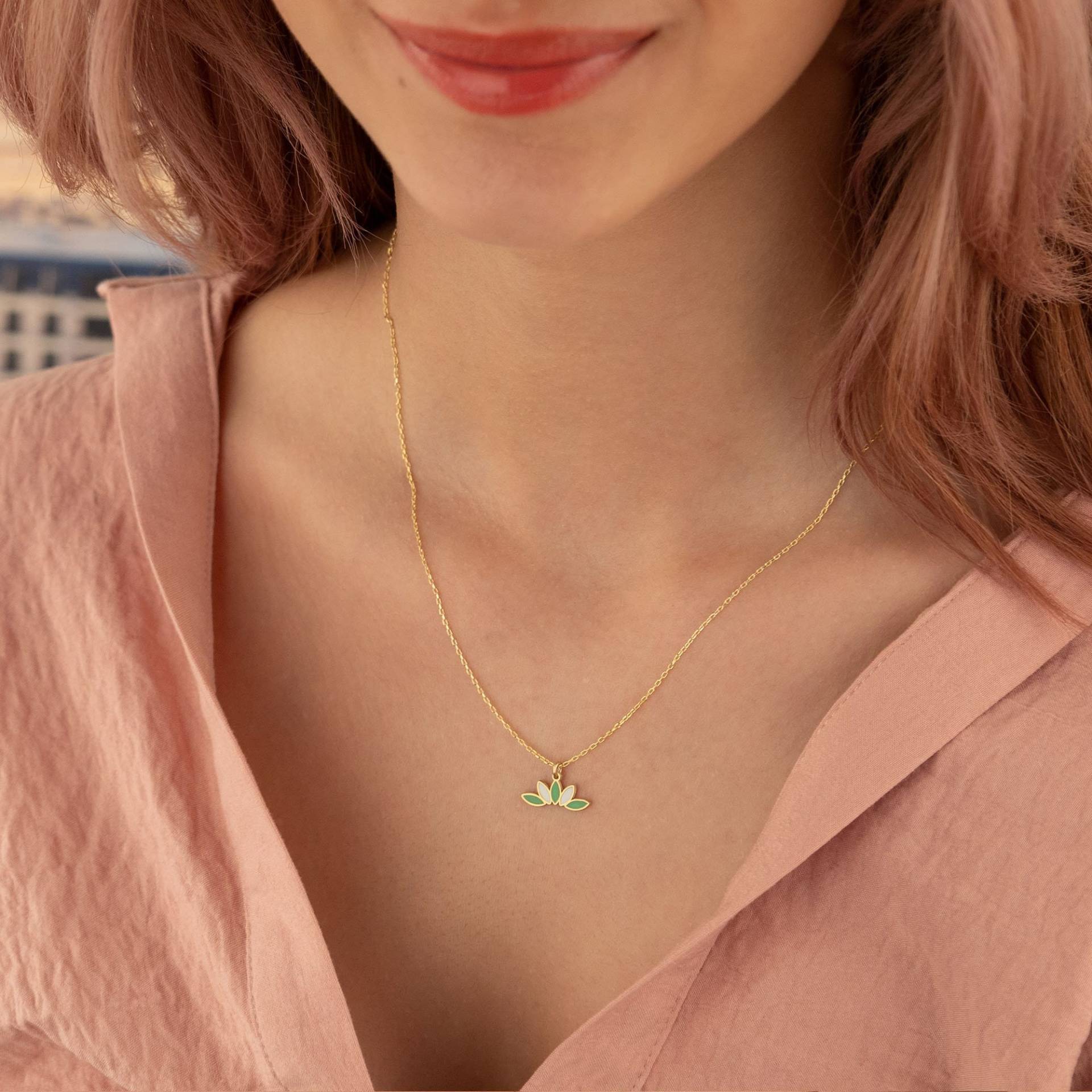 14K Solid Gold Lotus Halskette - Echt Grün & Weiß Blume Geschenk Für Sie Schmuck von MissTubiJewellery