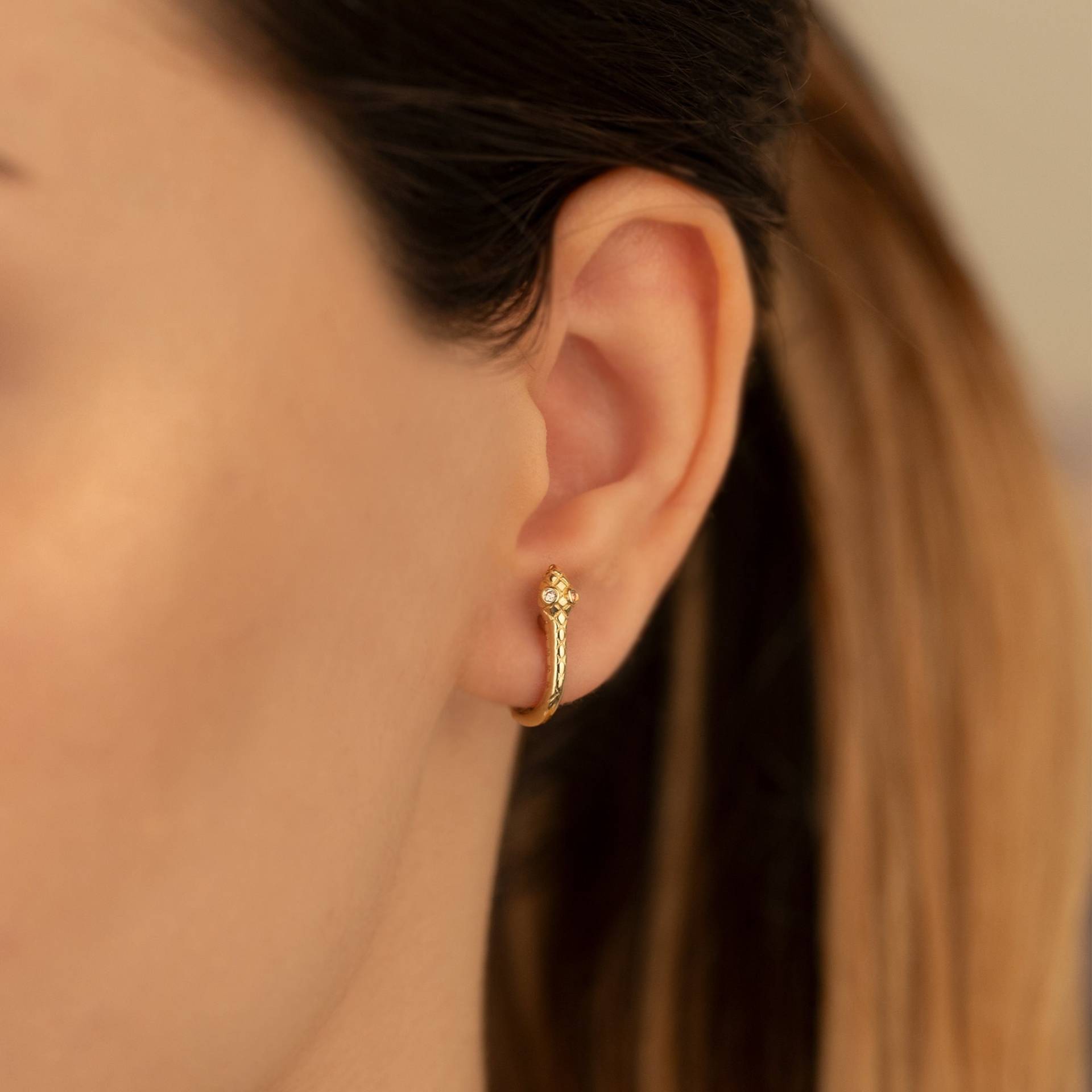 14K Solid Gold Schlange Huggie Ohrringe - Diamant Augen Ohrring Echtgold Schmuck Hoop Geschenk Für Sie von MissTubiJewellery