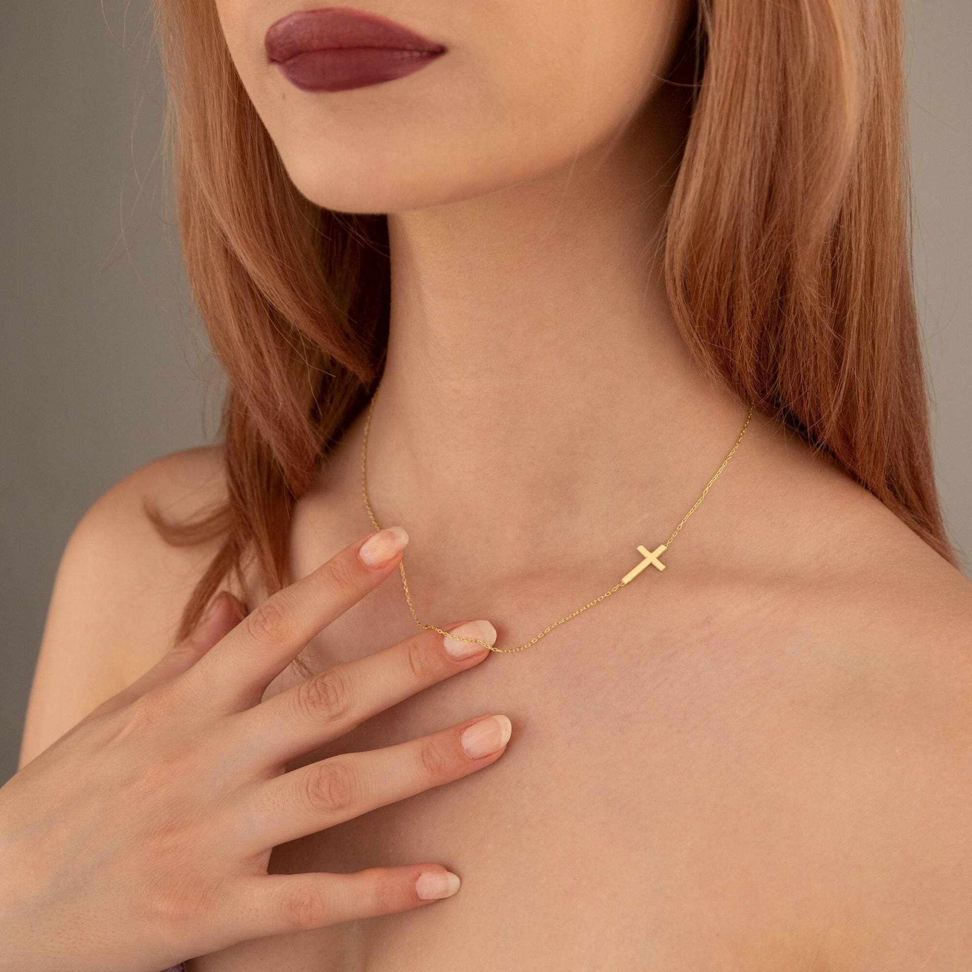 14K Solid Gold Seitlich Kleine Kreuz Halskette - Einfache Zierliche Handgemachte Religiöse Schmuck Geschenke von MissTubiJewellery