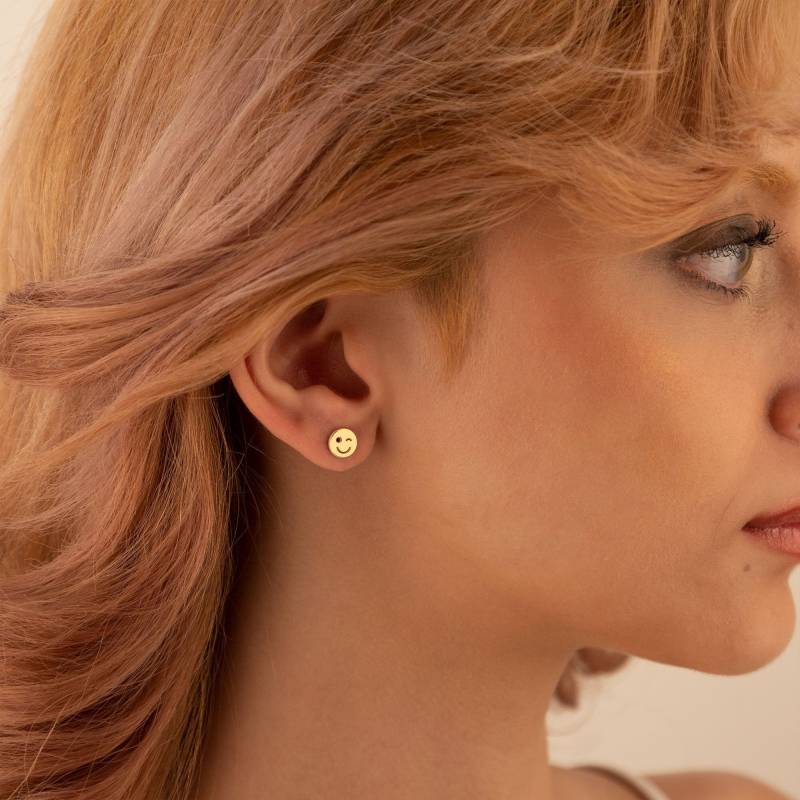 14K Solid Gold Wink Emoji Ohrringe - Gesicht Ohrstecker Lächeln Zwinkern Bester Freund Geschenk Für Sie von MissTubiJewellery