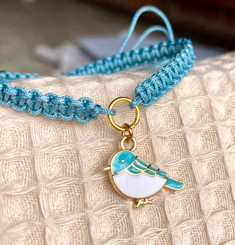 Armband Makramee Mit Blauem Vogel in Deiner Wunschfarbe Armband Makramee Mit Blauem Vogel in Deiner Wunschfarbe von Missboysenberry