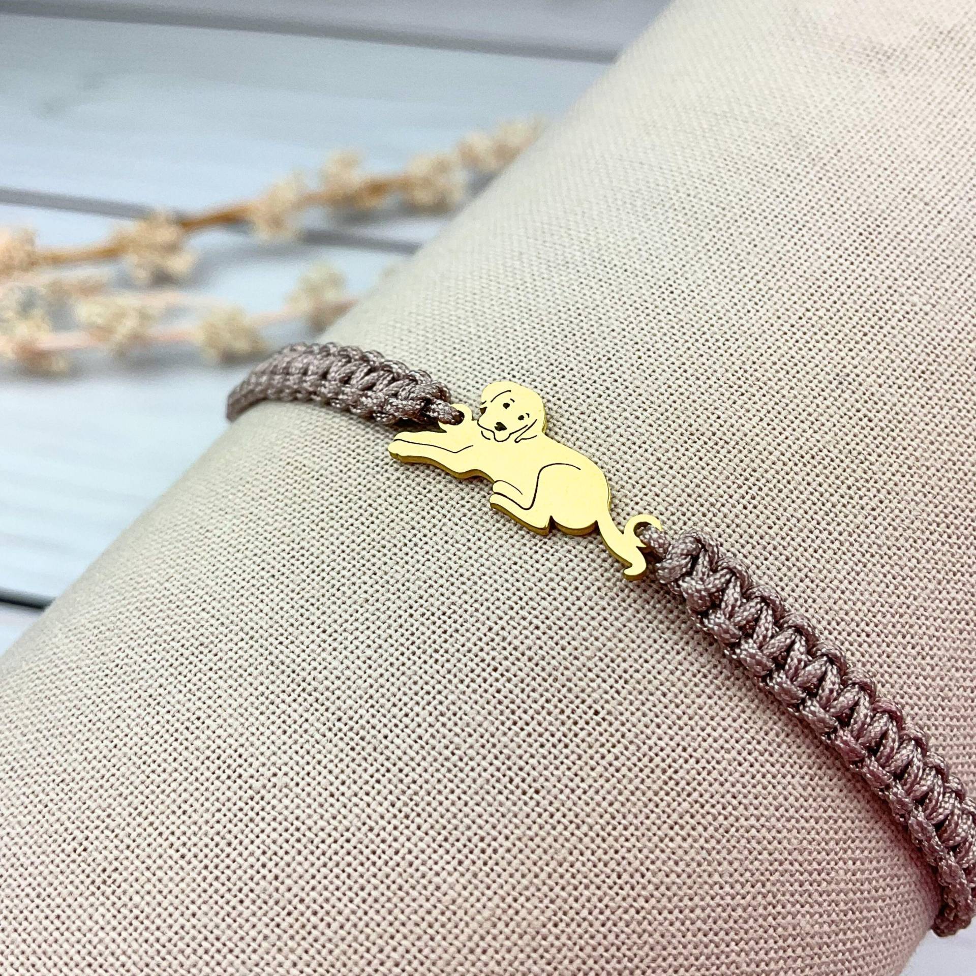 Hund Armband Aus Makramee in Gold - Zartes Hundemotiv, Verstellbares Mit Personalisierbarer Farbwahl von Missboysenberry
