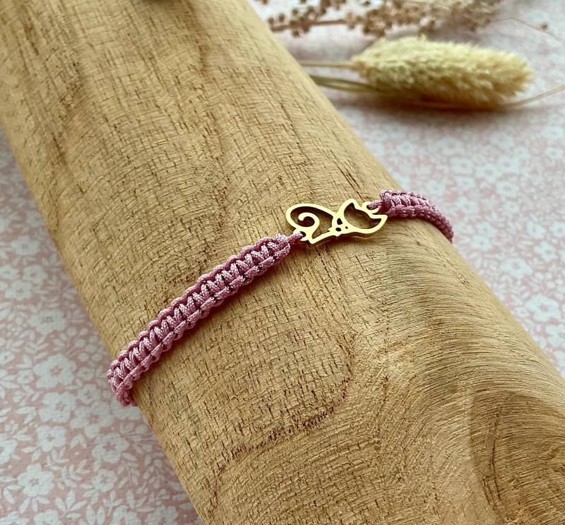 Makramee Armband Mit Goldenem Kätzchen Anhänger, Handgefertigt Im Boho Stil von Missboysenberry