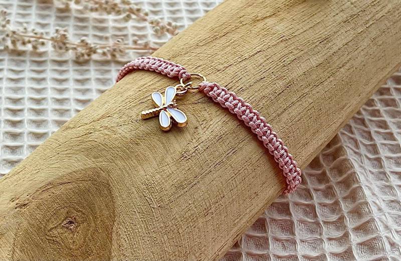 Makramee Armband/Freundschaftsarmband Boho Libelle Gold Anhänger Individuell Rosa von Missboysenberry