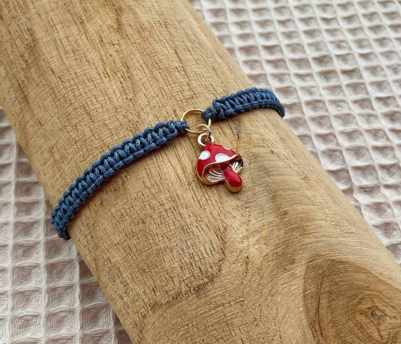 Makramee Armband/Freundschaftsarmband Glückspilz Anhänger Pilz Boho Kleines Geschenk Herbst Accessoires von Missboysenberry