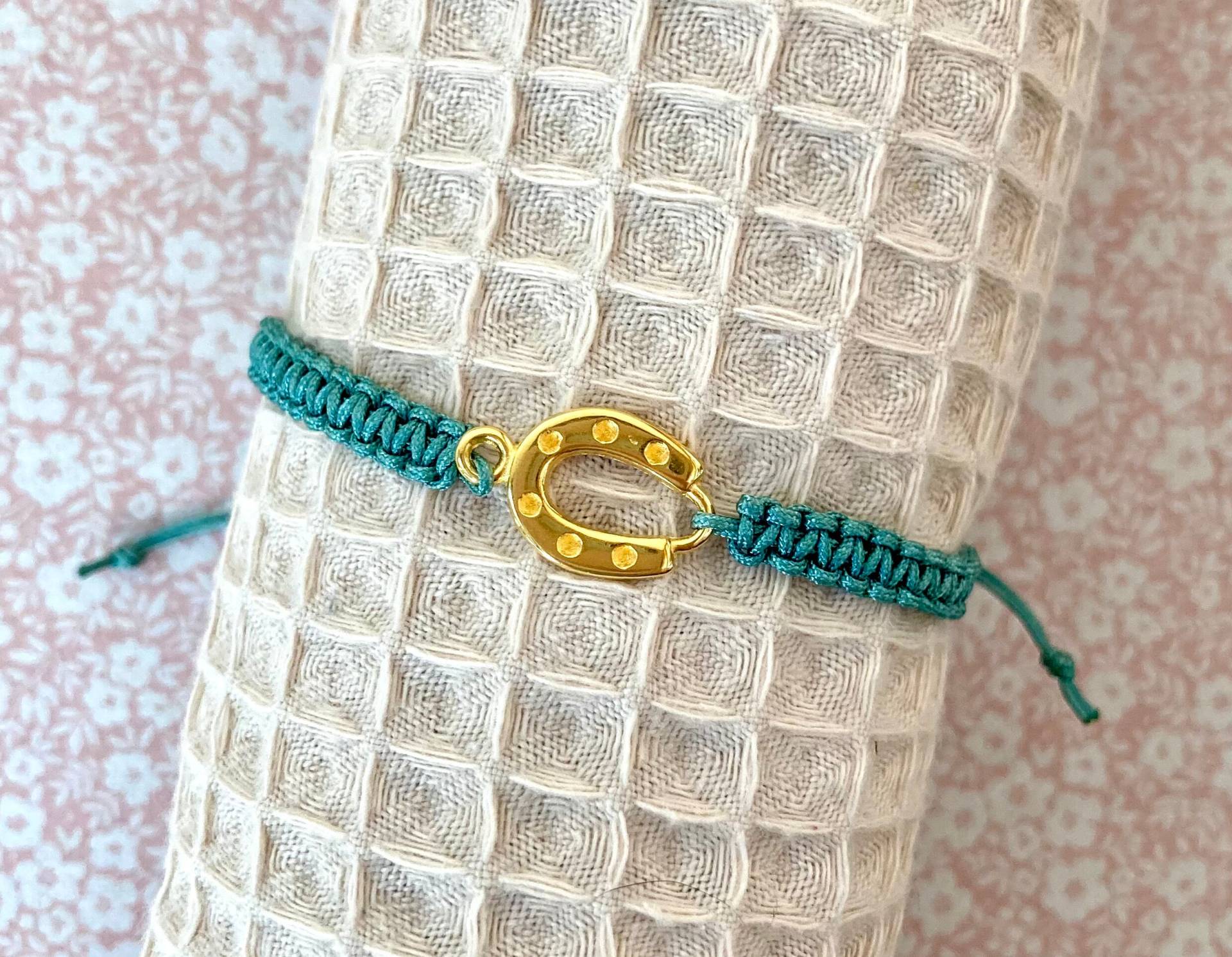 Makramee Armband - Hufeisen Seegrün von Missboysenberry