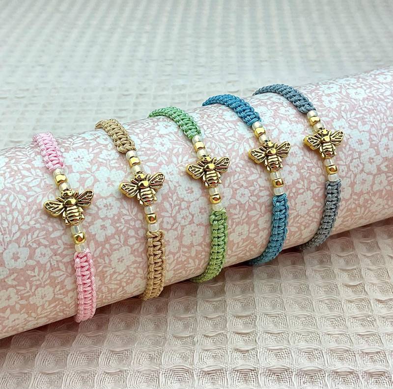 Makramee Armband Mit Biene Und Miyuki Perlen in Deiner Wunschfarbe Geschenkkarte Makramee Armband Mit Biene Und Miyuki Perlen in Deiner Wunschfarbe Geschenkkarte von Missboysenberry