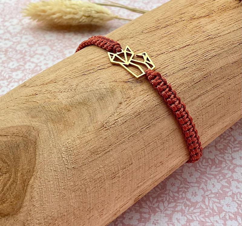 Makramee Armband Mit Goldenem Fuchs in Deiner Wunschfarbe Makramee Armband Mit Goldenem Fuchs in Deiner Wunschfarbe von Missboysenberry