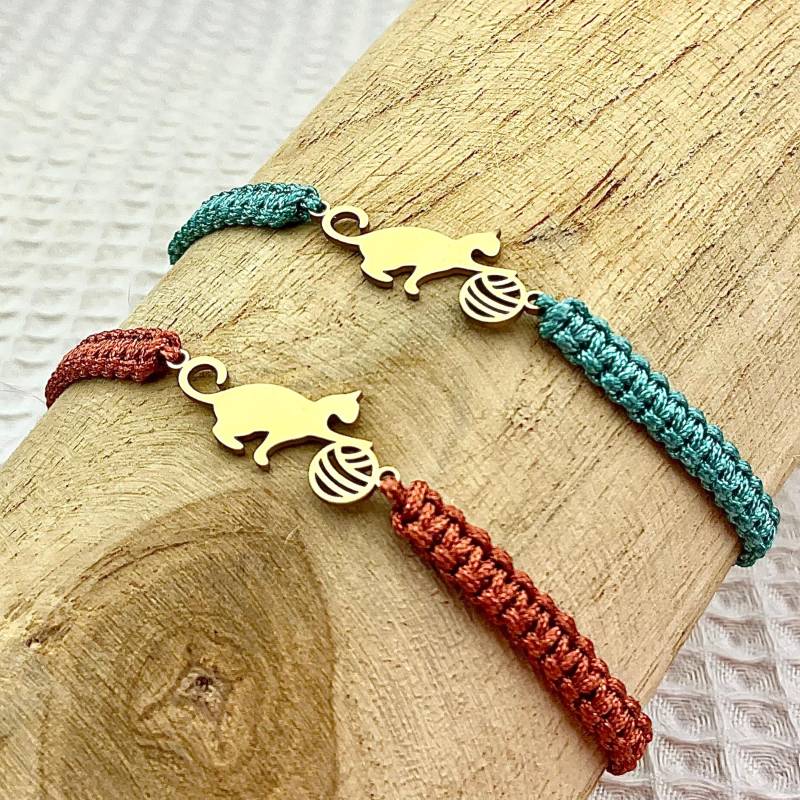 Makramee Armband Mit Goldener Katze - Handgemacht, Verstellbar, Viele Farben, Geschenk Für Katzenliebhaber, Zarter Katzen Schmuck Makramee Armband Mit Goldener Katze - Handgemacht, Verstellbar, Viele Farben, Geschenk Für Katzenliebhaber, Zarter Katzen Schmuck von Missboysenberry