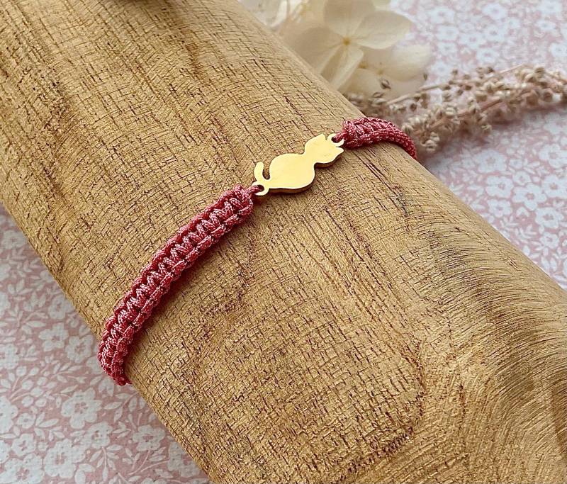 Makramee Armband Mit Katze in Deiner Wunschfarbe, Kleines Geschenk Für Katzenbesitzer Makramee Armband Mit Katze in Deiner Wunschfarbe, Kleines Geschenk Für Katzenbesitzer von Missboysenberry