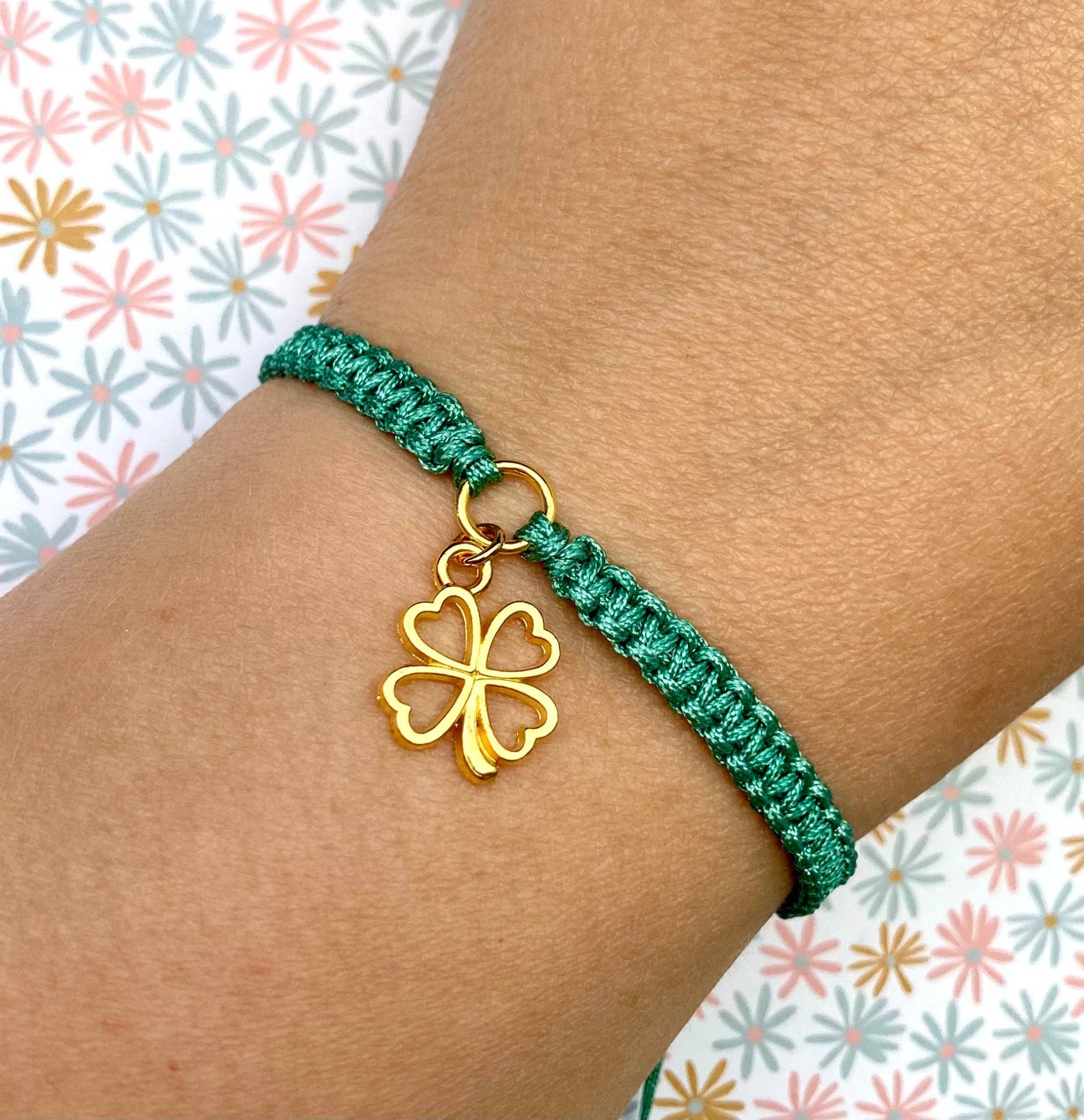 Makramee Armband Mit Kleeblatt in Grün - Anhänger Glücksbringer Boho Geschenkidee Für Freundin Zum Geburtstag von Missboysenberry