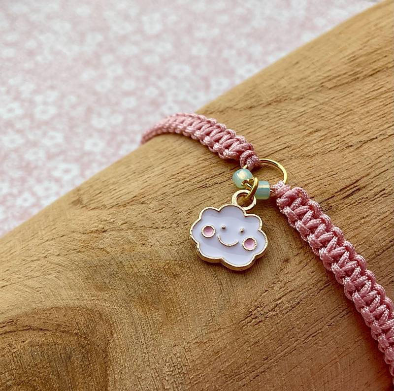 Makramee Armband Mit Kleiner Wolke Und Perlen in Deiner Wunschfarbe Makramee Armband Mit Kleiner Wolke Und Perlen in Deiner Wunschfarbe von Missboysenberry