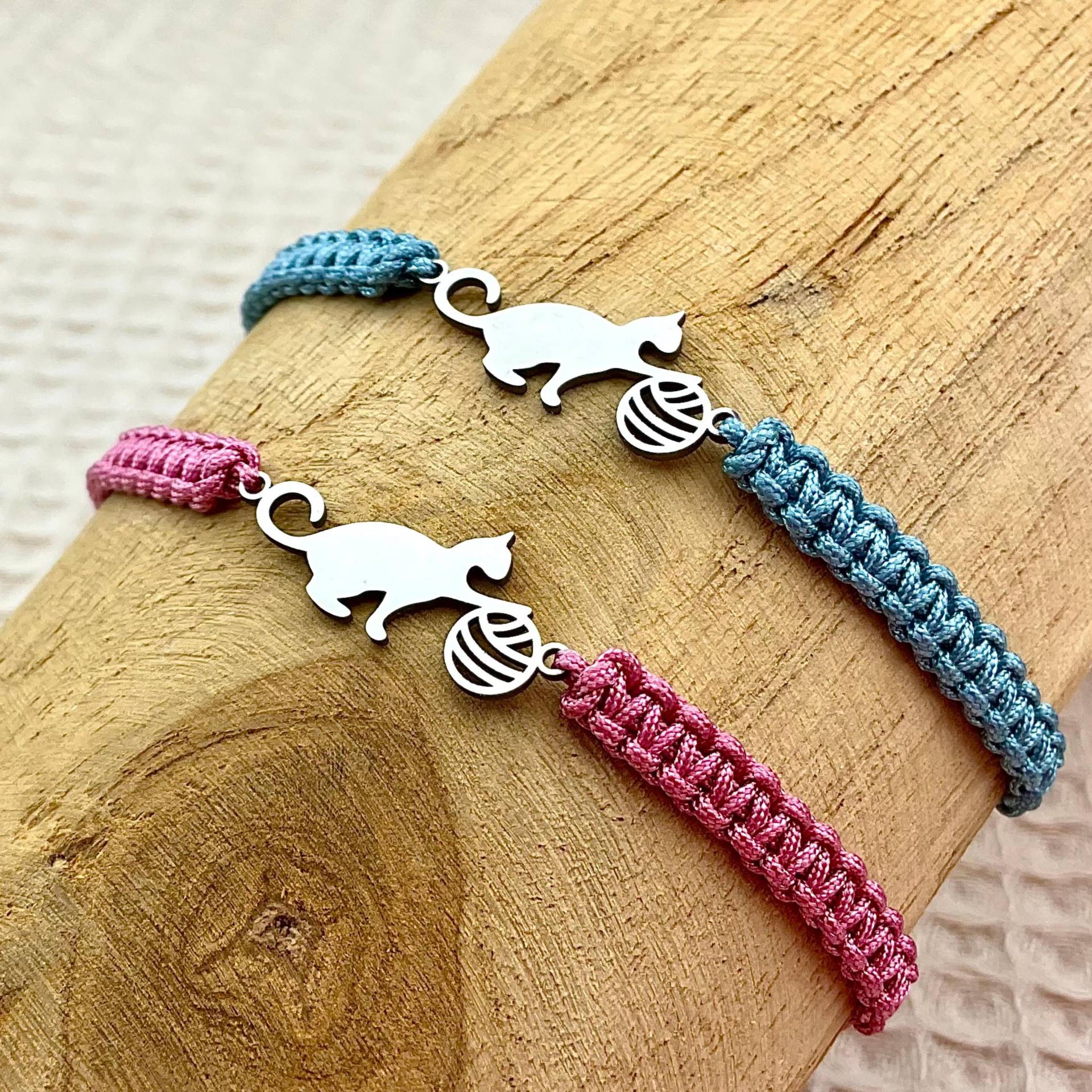 Makramee Armband Mit Silberner Katze - Verstellbar, Viele Farben, Katzen Schmuck, Geschenk Für Katzenliebhaber, Handgemacht Makramee Armband Mit Silberner Katze - Verstellbar, Viele Farben, Katzen Schmuck, Geschenk Für Katzenliebhaber, Handgemacht von Missboysenberry