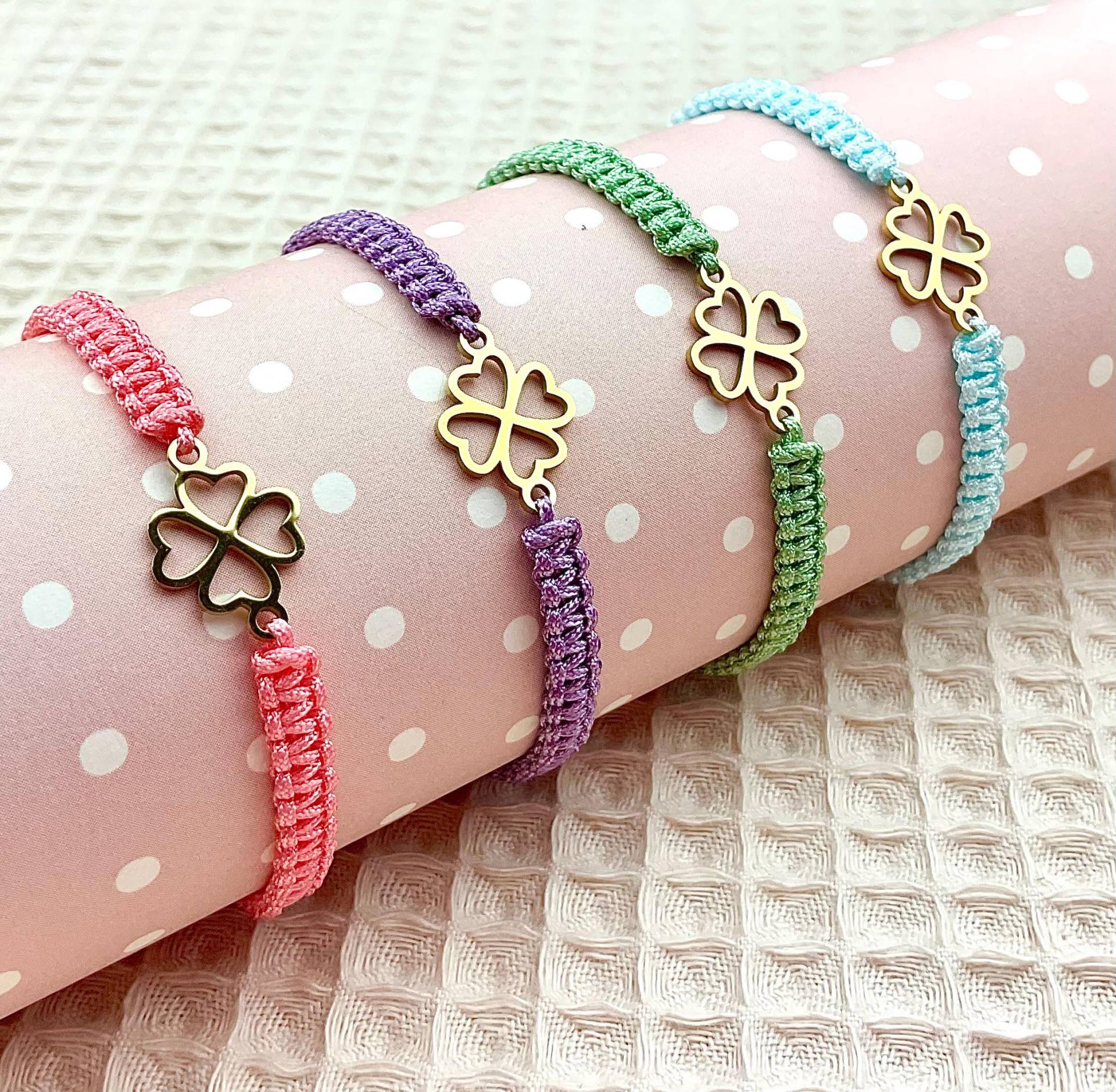 Makramee Glücksbringer Armband Kleeblatt in Deiner Wunschfarbe Mit Geschenkkarte Makramee Glücksbringer Armband Kleeblatt in Deiner Wunschfarbe Mit Geschenkkarte von Missboysenberry