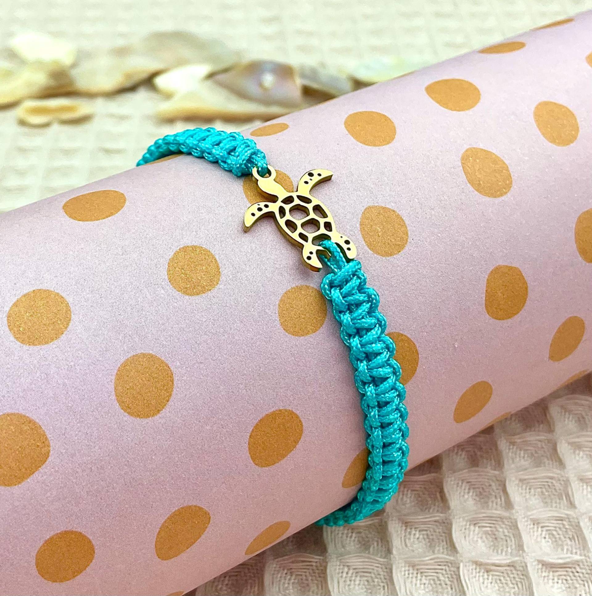 Makramee Sommer Armband Schildkröte in Deiner Wunschfarbe Mit Geschenkkarte von Missboysenberry