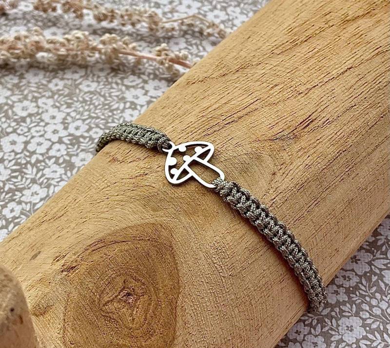 Pilz Armband Im Makramee-stil - Handgeknüpft, Silberner Anhänger Mit Wald-Charme, in Vielen Farben Erhältlich Pilz Armband Im Makramee-stil - Handgeknüpft, Silberner Anhänger Mit Wald-Charme, in Vielen Farben Erhältlich von Missboysenberry