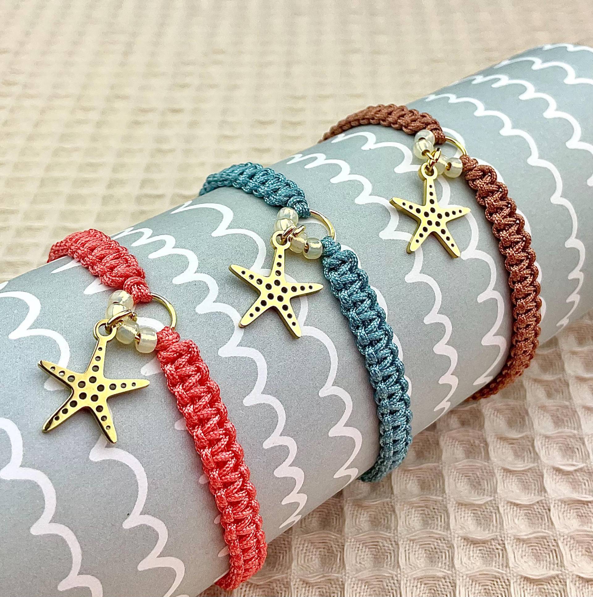 Sommer Armband Makramee Mit Seestern Und Miyuki Perlen in Deiner Wunschfarbe Geschenkkarte Sommer Armband Makramee Mit Seestern Und Miyuki Perlen in Deiner Wunschfarbe Geschenkkarte von Missboysenberry