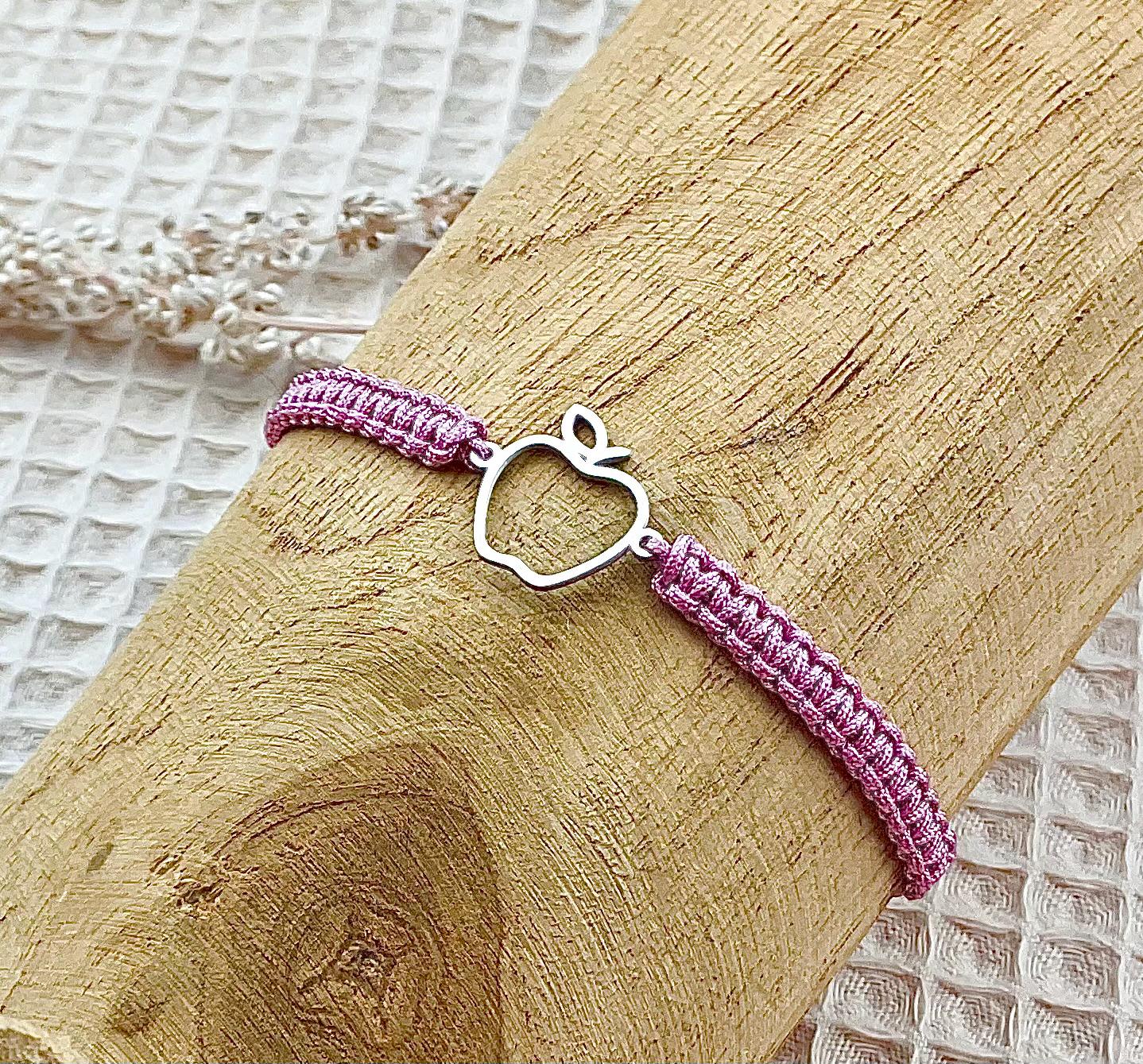 Zartes Makramee Armband Mit Silbernem Apfel Viele Farben Zur Auswahl Zartes Makramee Armband Mit Silbernem Apfel Viele Farben Zur Auswahl von Missboysenberry