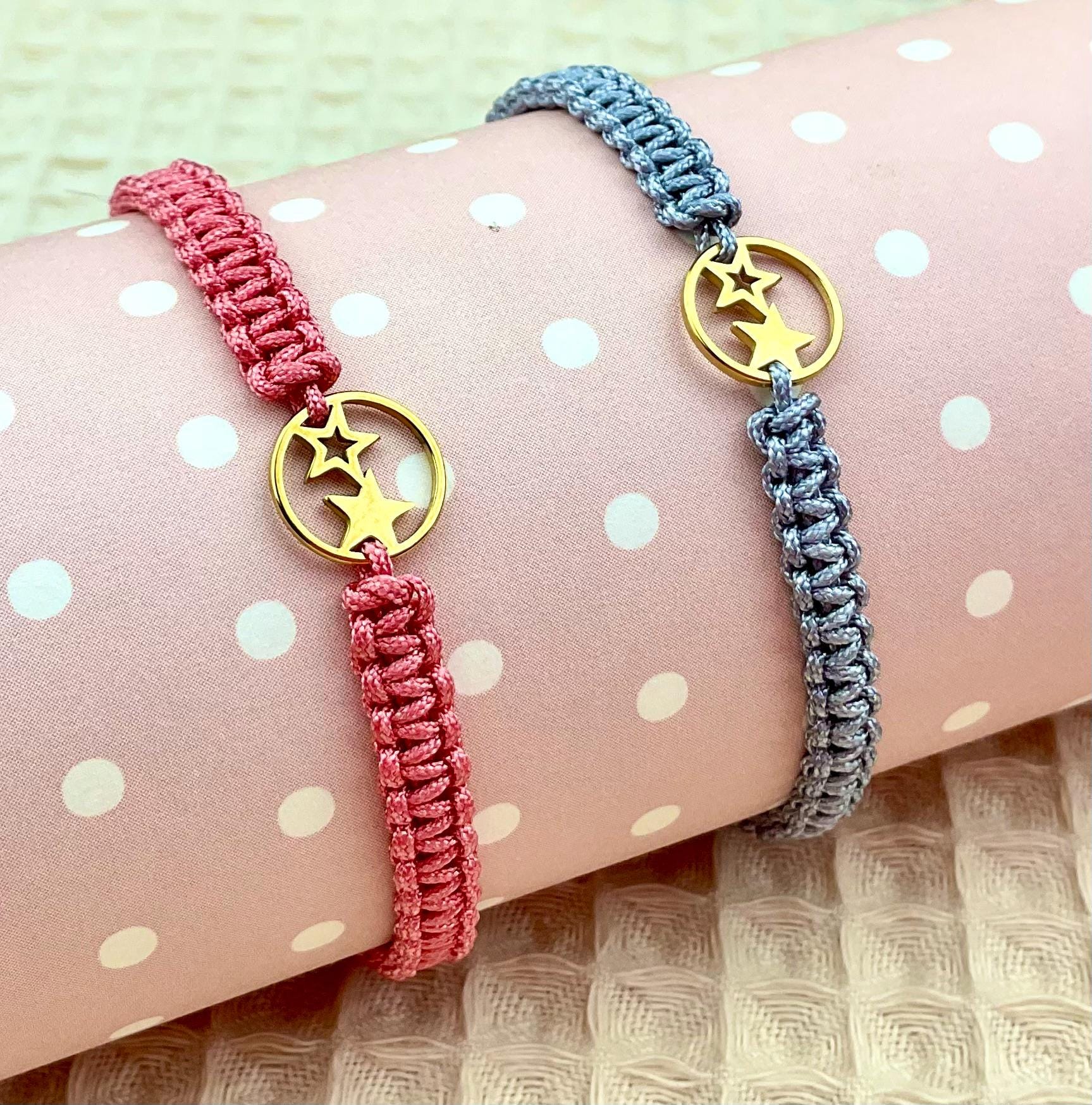 stern Armband Gold - Filigranes Makramee Armband, Handgefertigt, Verstellbar in Vielen Farben, Mit Geschenkkarte stern Armband Gold - Filigranes Makramee Armband, Handgefertigt, Verstellbar in Vielen Farben, Mit Geschenkkarte von Missboysenberry