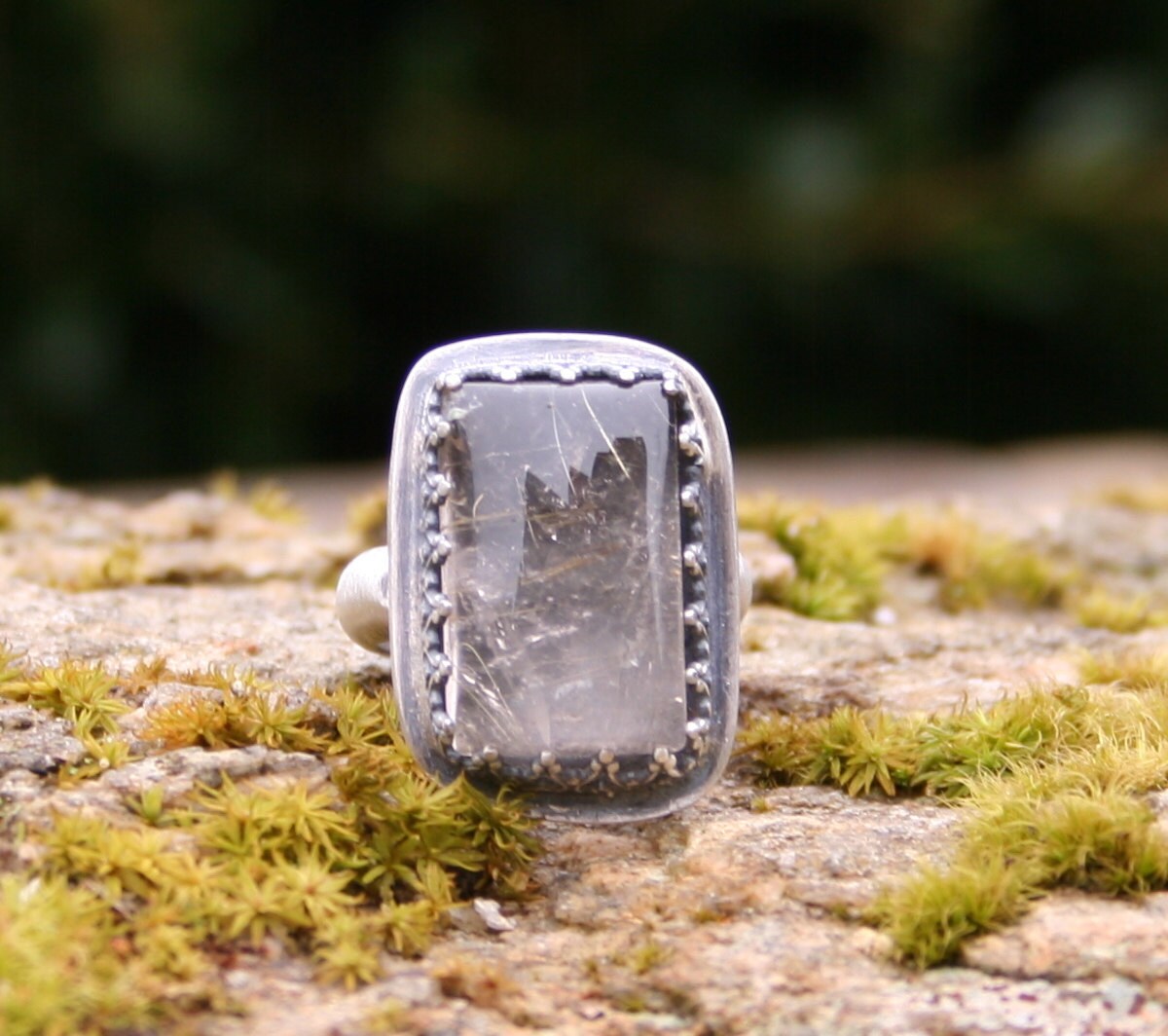 Goldener Rutilquarz-Edelstein-Metall-Smith Handgemachter Großer Stein Oxidiertem Sterlingsilber-Erdigen Rustikalen Ring Goldener Rutilquarz-Edelstein-Metall-Smith Handgemachter Großer Stein Oxidiertem Sterlingsilber-Erdigen Rustikalen Ring von MissieRabdau