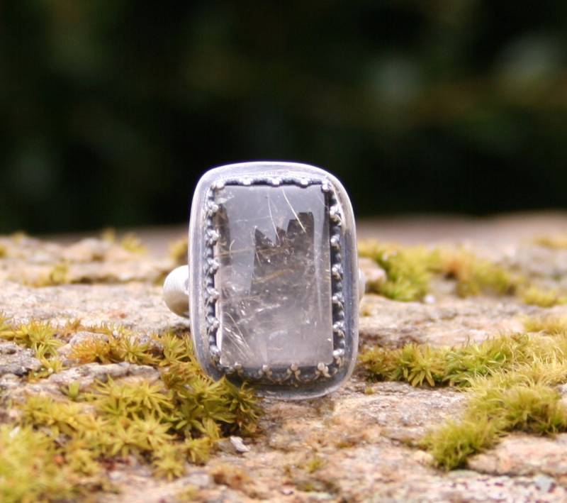Goldener Rutilquarz-Edelstein-Metall-Smith Handgemachter Großer Stein Oxidiertem Sterlingsilber-Erdigen Rustikalen Ring Goldener Rutilquarz-Edelstein-Metall-Smith Handgemachter Großer Stein Oxidiertem Sterlingsilber-Erdigen Rustikalen Ring von MissieRabdau
