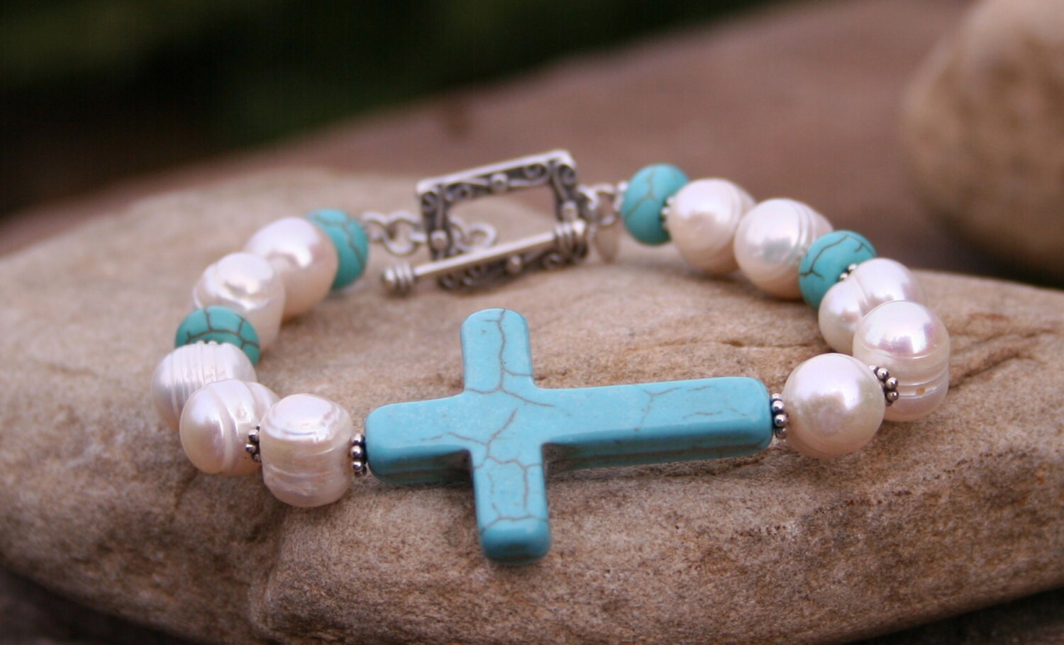 Türkis Seitlich Rustikal Erdig Boho Turuqoise Weißes Perlenarmband Türkis Seitlich Rustikal Erdig Boho Turuqoise Weißes Perlenarmband von MissieRabdau