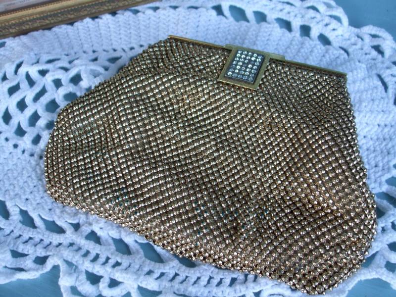 Clutch Gold Mesh Whiting Davis Repousse Vintage Abendtasche Sale von MissingHeirloom