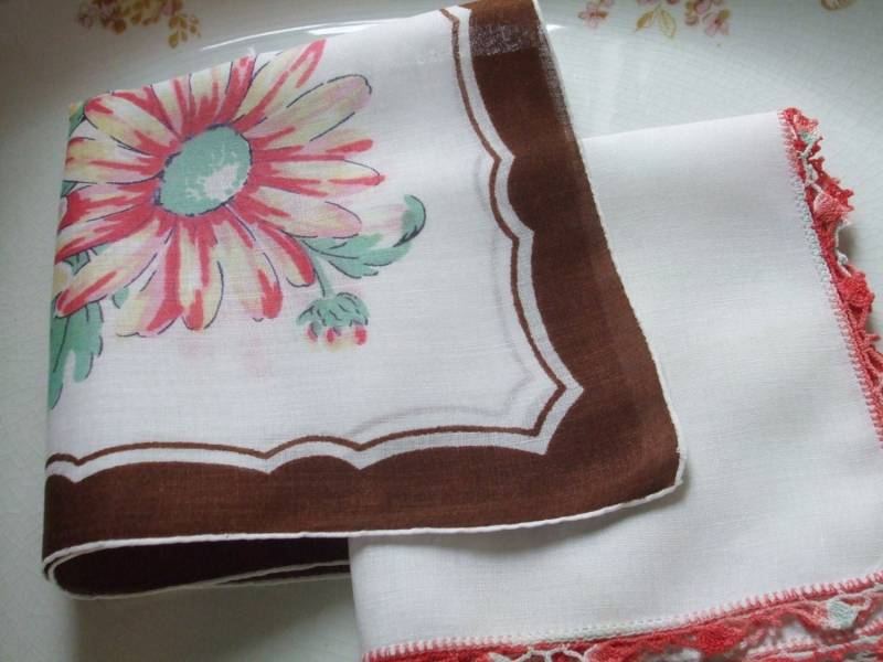 Taschentücher-Satz Von Zwei Floral Grün Weiß Gedruckten Gänseblümchen Mohnblumen Häkeln Edge Taschentücher von MissingHeirloom