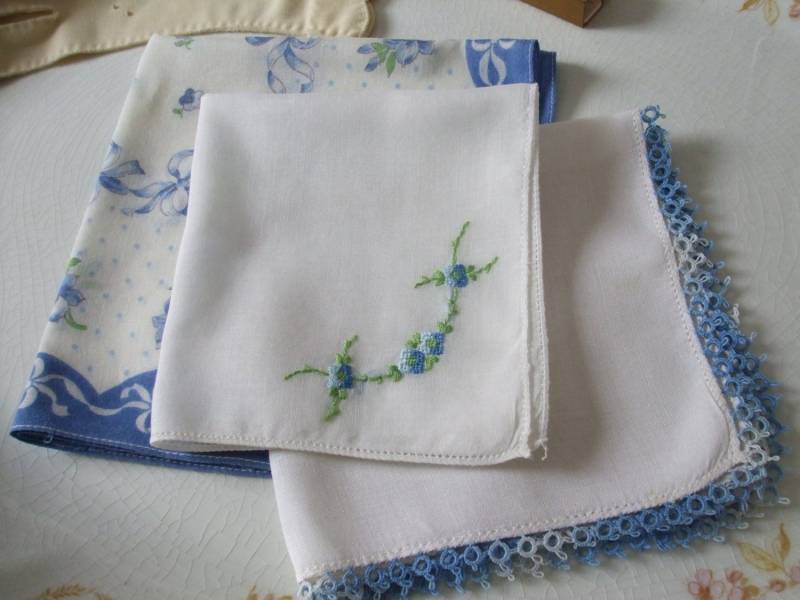 Taschentücher Set Von Drei Blau-Grünem Tatted Rand Blumendruck Bestickte von MissingHeirloom