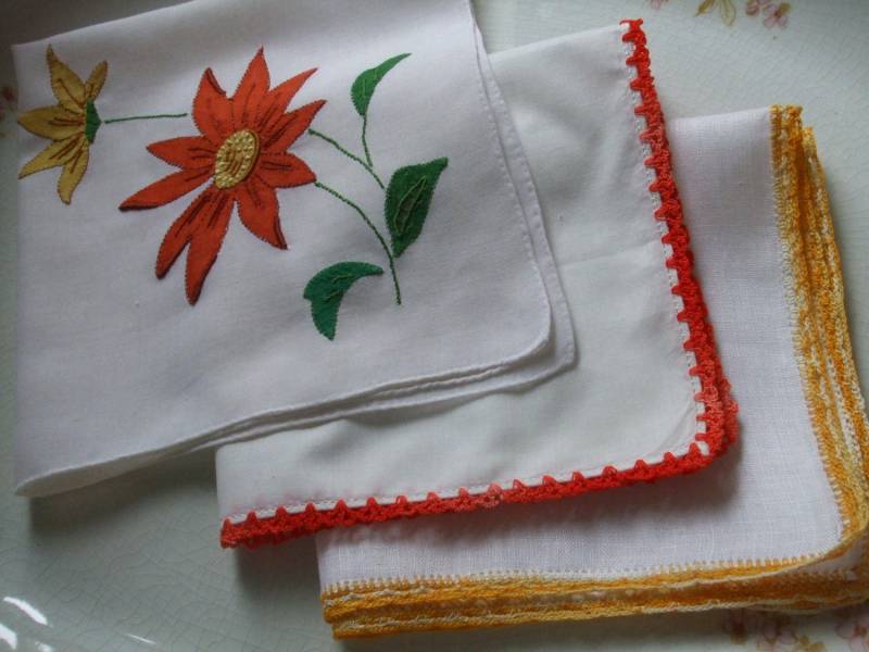 Taschentücher Set Von Drei Rost Orange Senf Grün Gehäkelte Rand Applikationen Bestickt von MissingHeirloom