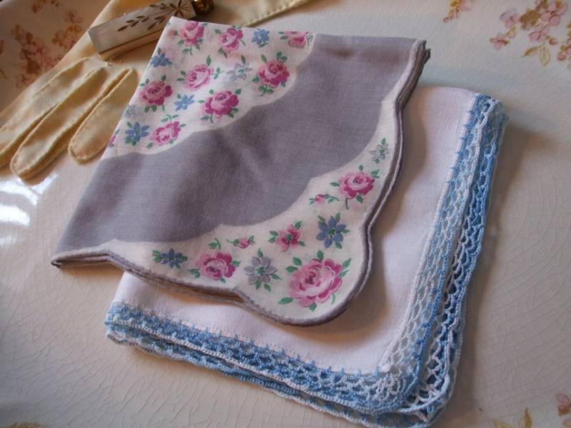 Taschentücher Set Von Zwei Floral Grau Lila Blau Gehäkelt Edge von MissingHeirloom