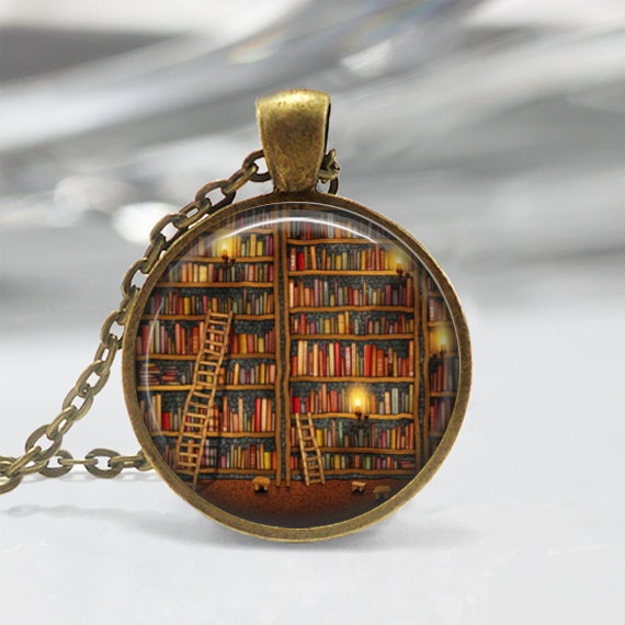 Bibliothek Buch Halskette Bibliothekar Schmuck Für Bibliophile Bücherwürmer Kunst Anhänger in Bronze Oder Silber Mit Kette Inklusive von MissingPiecesStudio