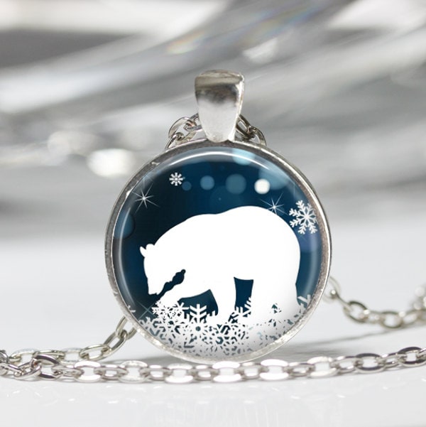 Eisbär Halskette Weihnachtsschmuck Blau Und Weiß Schneeflocke Kunst Anhänger in Bronze Oder Silber Mit Kette Inbegriffen von MissingPiecesStudio