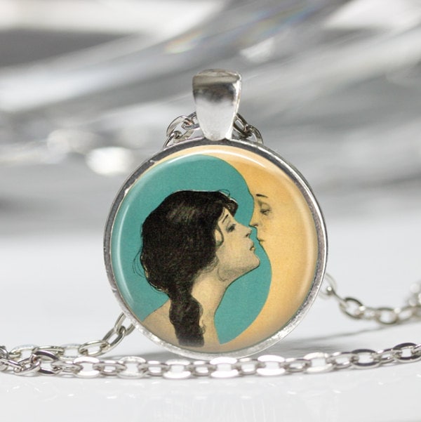 Halbmond Halskette Kiss The Moon Art Anhänger in Bronze Oder Silber Mit Kette Inklusive von MissingPiecesStudio