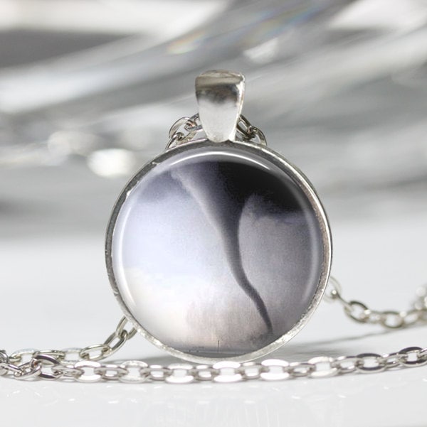 Tornado Halskette Twister Storm Chaser Zauberer Von Oz Anhänger in Bronze Oder Silber Mit Kette Inklusive von MissingPiecesStudio