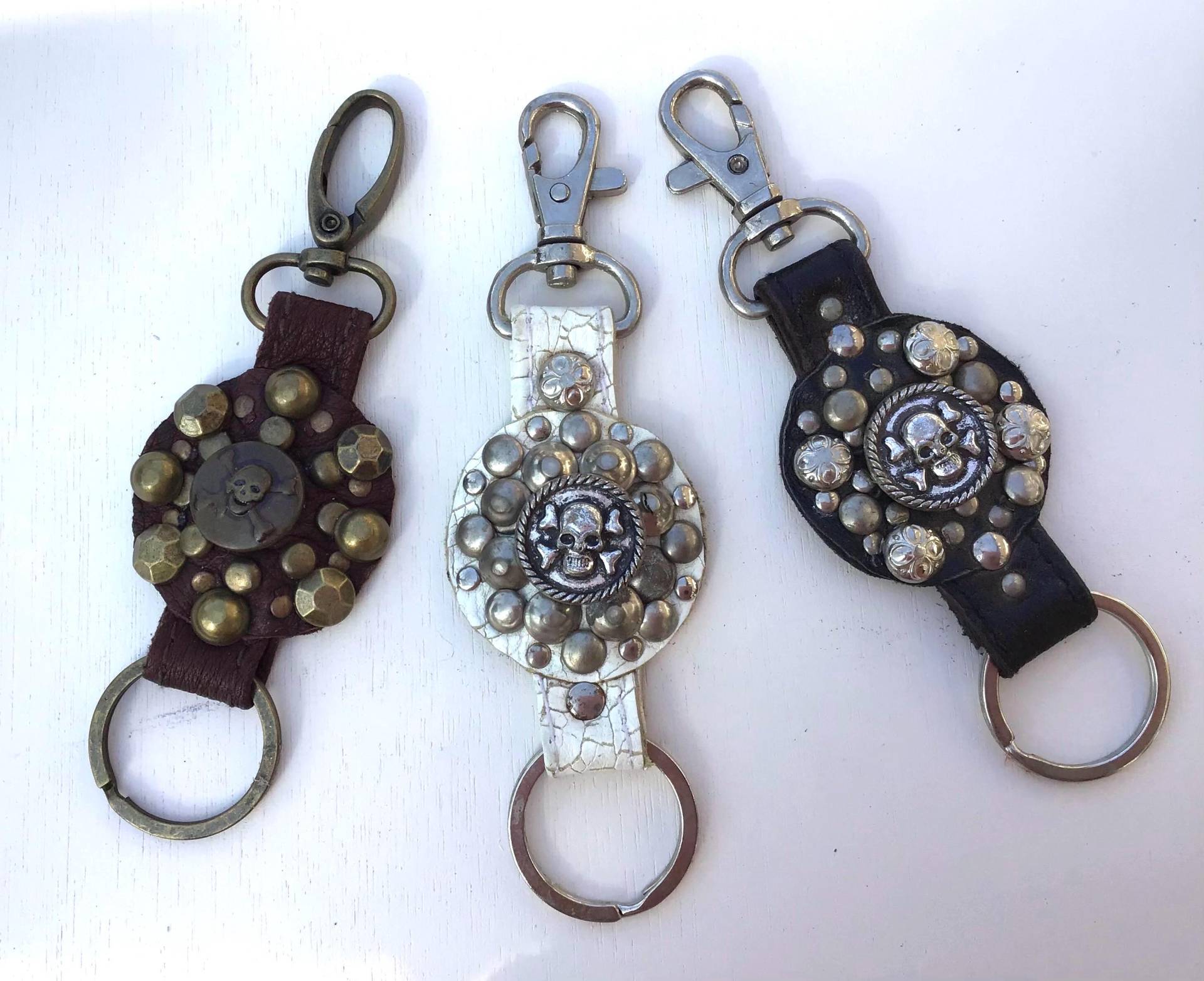 Totenkopf Schlüsselanhänger, Schlüsselanhänger, Leder Nieten, Rocker, Steampunk, Gothic, Psytrance von MissionLeatherWear