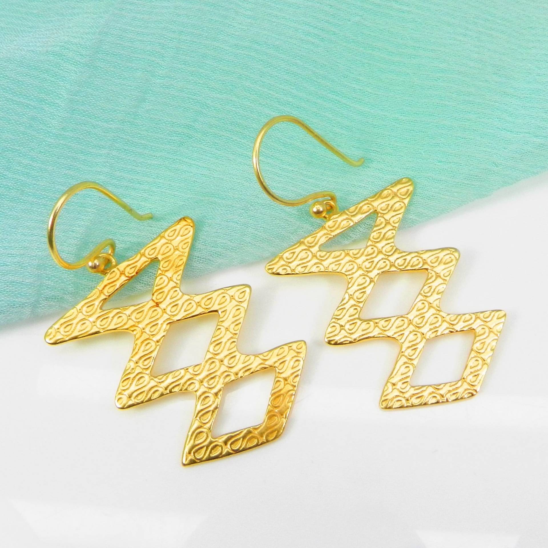 Frauen Designer Ohrringe, Zick Zack Stammes Messing Gold Handgemachte Baumeln Geschenk Schmuck von MissomaSantiago