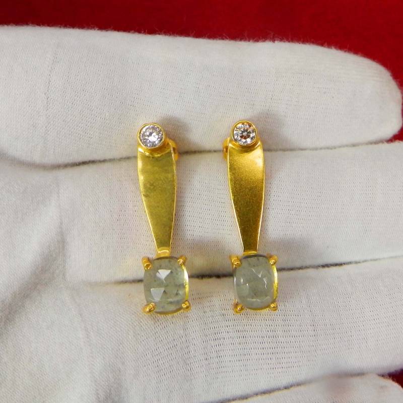 Handgefertigte Grün Amethyst Messing Ohrstecker Mit Cubic Zirkonia von MissomaSantiago