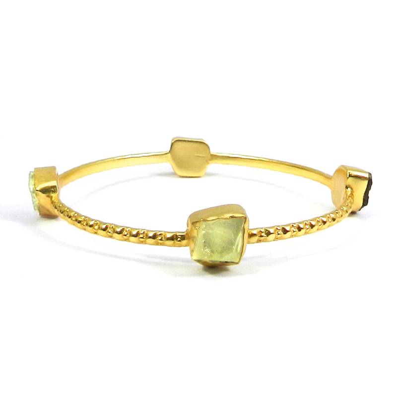 Handgefertigter Armreif Aus Messing Mit Grünem Amethyst Und Rauchquarz von MissomaSantiago