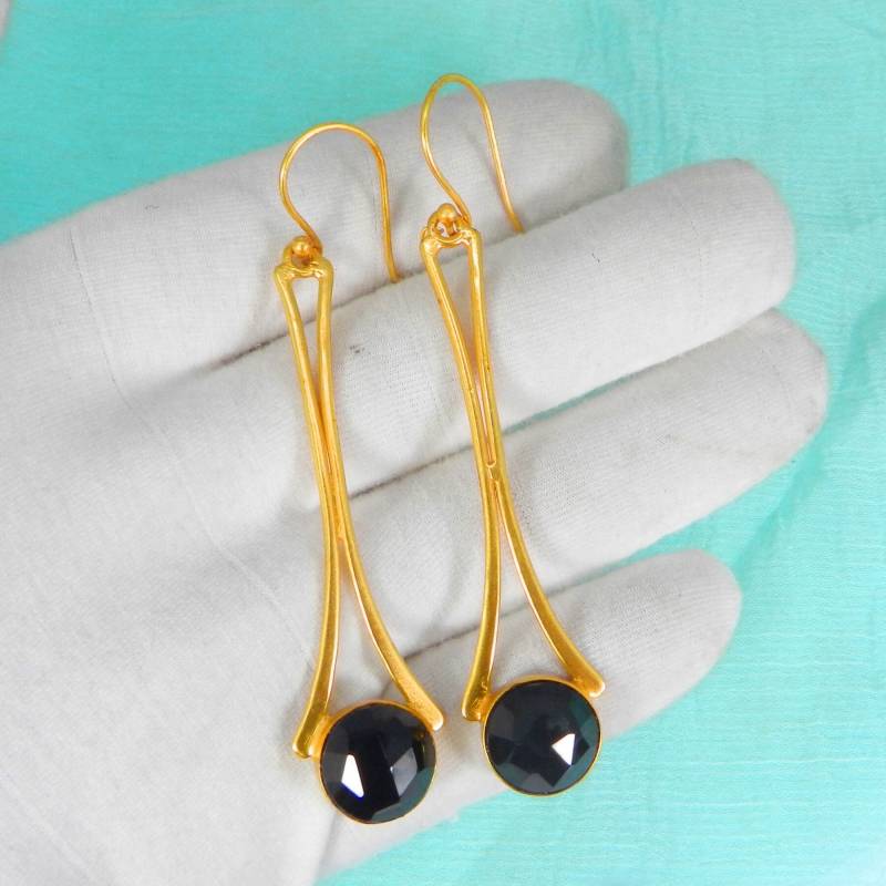 Handgemachte Schwarzer Onyx Vergoldete Messing Ohrringe von MissomaSantiago
