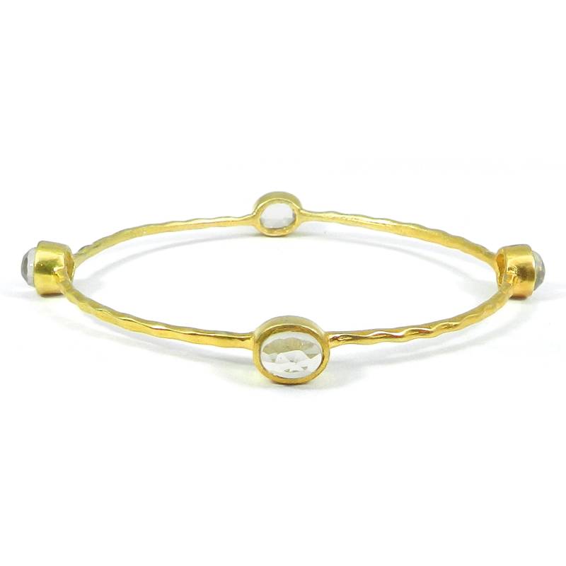 Kristall Quarz Edelstein Armreif, Zierlicher Stapelbarer Vergoldeter Verlobungsgeschenk, Brautschmuck, Messing Armreif von MissomaSantiago