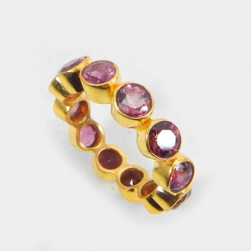 Handgemachte Pink Turmalin Vergoldete Messing Eternity Ring von MissomaSantiago