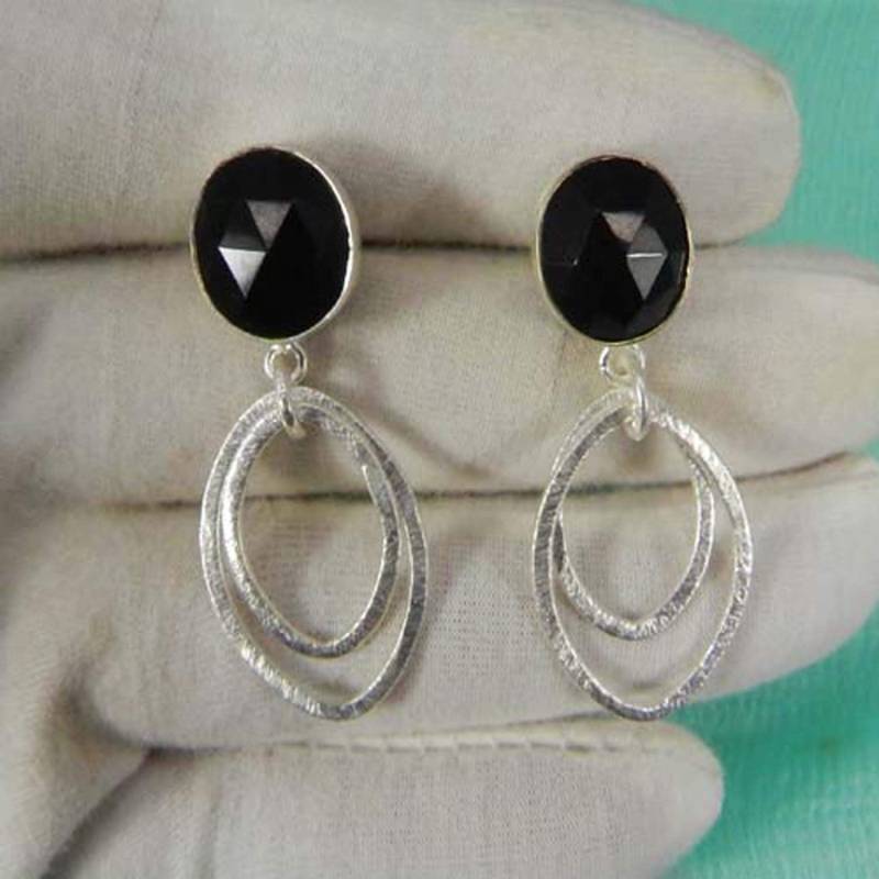 Schwarzer Onyx Edelstein Ohrringe, Handgefertigte Designer Messing Frauen Baumeln Alltag Matte Ohrringe von MissomaSantiago