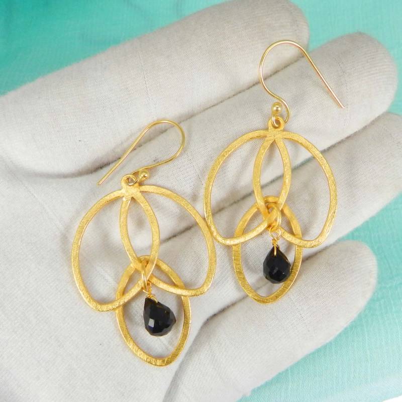 Vergoldeter Schwarzer Onyx Ohrringe Handgemachter Schmuck Aus Messing von MissomaSantiago