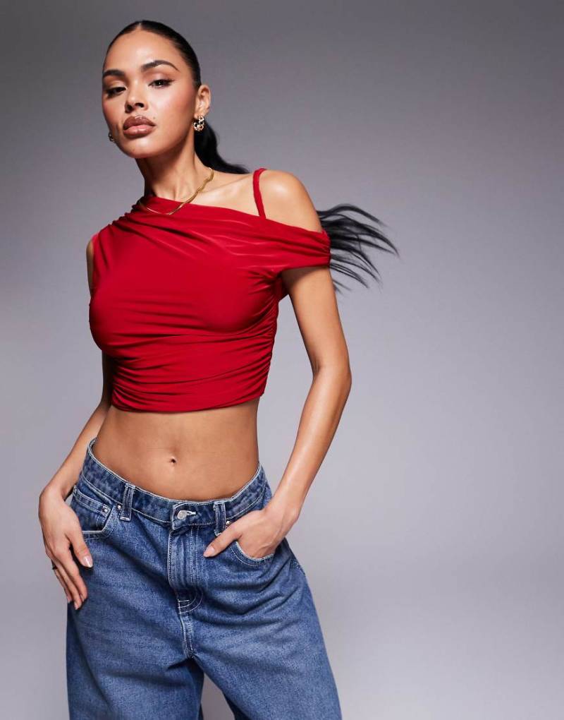 Missy Empire - Anschmiegsames Oberteil in Rot mit verdrehtem Träger von Missyempire